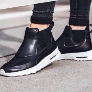 Nike air max Thea Women’s Black &  White Slip on Athletic boot Sneakers Size 9.5